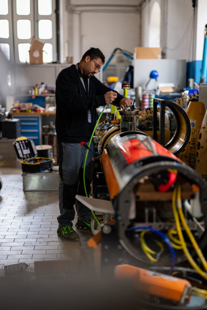 CMRE's AUV laboratory - Bluefin 21 autonomous vehicle.
