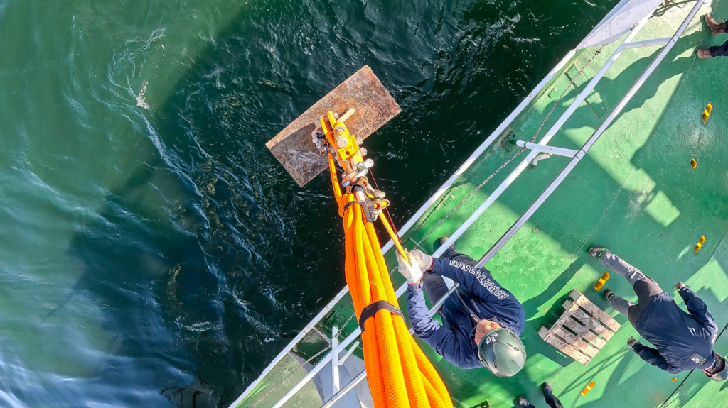 Using ballast anchors to replicate the acoustic signature of an anchor drop – a method suspected in recent incidents of seabed interference. This research supports the development of tools to detect, track and assess such events in real-time. Baltic Sea, 2025.